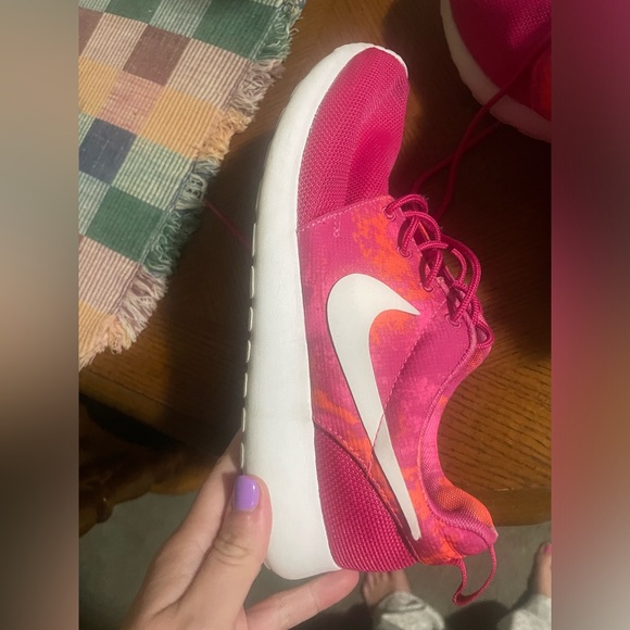 Pink Nikes - Picture 5 of 16